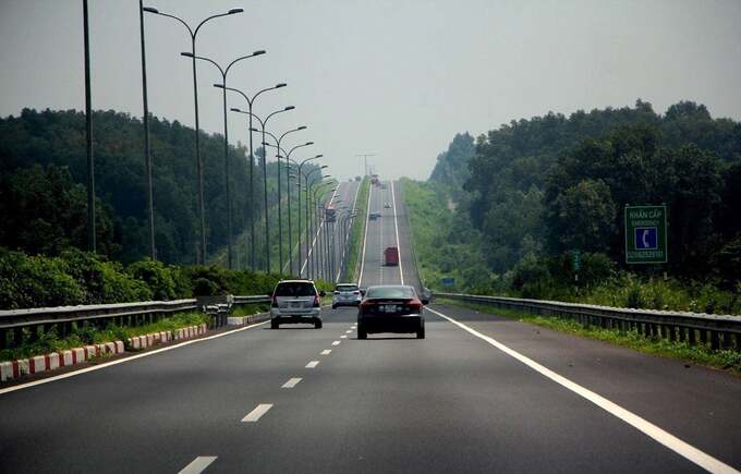 Giai đoạn hoàn thiện: mở rộng đoạn qua TP.HCM lên 8 làn xe cao tốc hoàn chỉnh, bề rộng nền đường 42m; đoạn qua tỉnh Tây Ninh mở rộng thành 6 làn xe cao tốc hoàn chỉnh, bề rộng nền đường 34,5m.