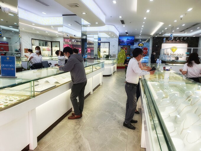 Giá vàng sắp chạm mốc 74 triệu đồng/lượng, người dân Bắc Ninh thận trọng trong việc mua vàng dịp lễ mùng 8/3.