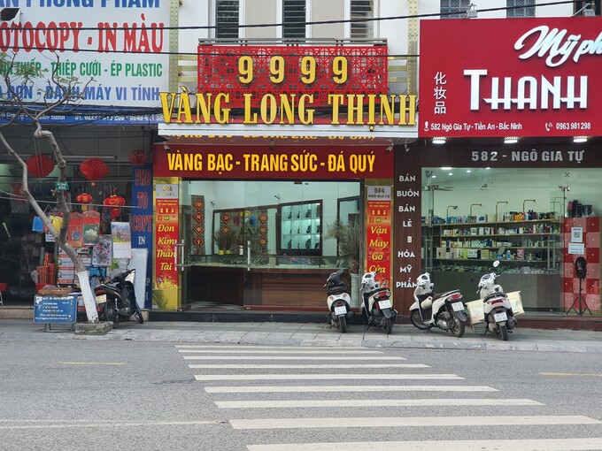 Nhiều cửa hàng vàng tại đây gần như “vắng khách” trước ngày Quốc tế phụ nữ.
