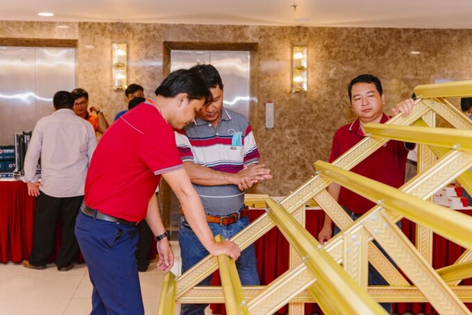 Khách mời trải nghiệm hệ giàn mái thép nhẹ Eratruss tại Hội thảo
