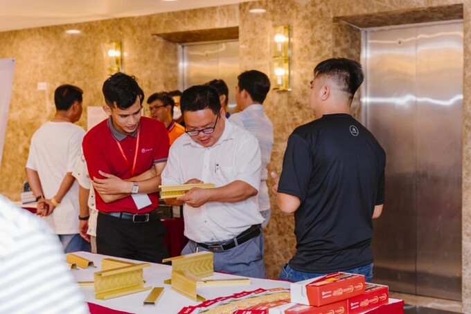 Khách mời trải nghiệm thanh mẫu thép nhẹ Eratruss tại Hội thảo