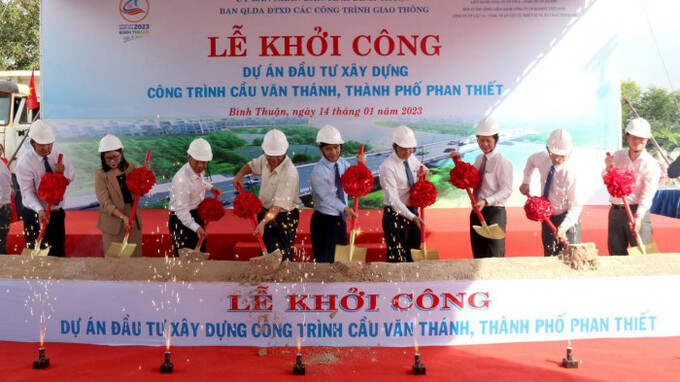 Các đại biểu thực hiện nghi thức khởi công