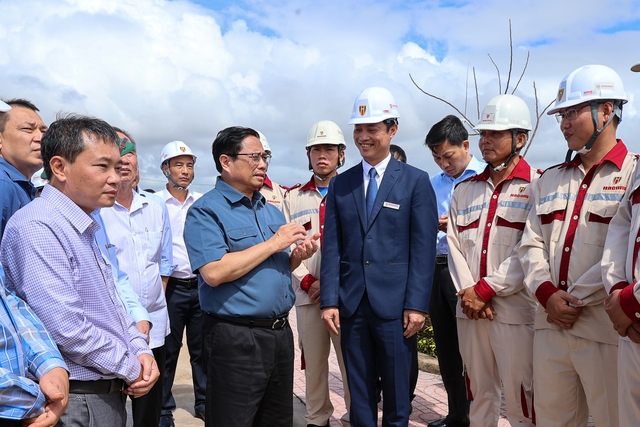 Thủ tướng phân tích về vấn đề điện, phải xem xét tổng thể cả 5 yếu tố gồm: Nguồn điện, tải điện, phân phối điện, sử dụng điện và giá điện phải ở mức người dân chịu được - Ảnh: VGP/Nhật Bắc