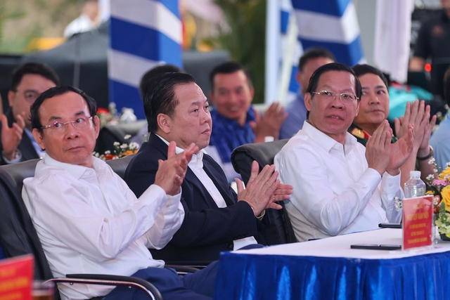 Thủ tướng yêu cầu Bộ Giao thông vận tải, Ủy ban Quản lý vốn Nhà nước tại doanh nghiệp tiếp tục phố hợp chặt chẽ với UBND TPHCM, các bộ ngành liên quan, chỉ đạo chủ đầu tư tổ chức triển khai thực hiện dự án - Ảnh: VGP/Nhật Bắc