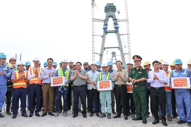 Tặng quà, động viên công nhân trên công trường cầu Mỹ Thuận 2, Thủ tướng biểu dương và đề nghị nhà thầu quan tâm đời sống công nhân, không ngừng cải tiến kỹ thuật, nâng cao trình độ để làm thêm các công trình quan trọng khác cho đất nước - Ảnh: VGP/Nhật Bắc
