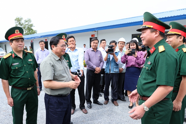 Thủ tướng chúc Tết Binh đoàn 12. Ảnh VGP/Nhật Bắc