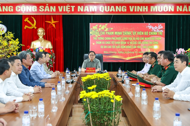 Thủ tướng nghe Binh đoàn 12 trên cả nước báo cáo về tình hình tổ chức cho công nhân đón Tết và thực hiện nhiệm vụ. Ảnh VGP/Nhật Bắc