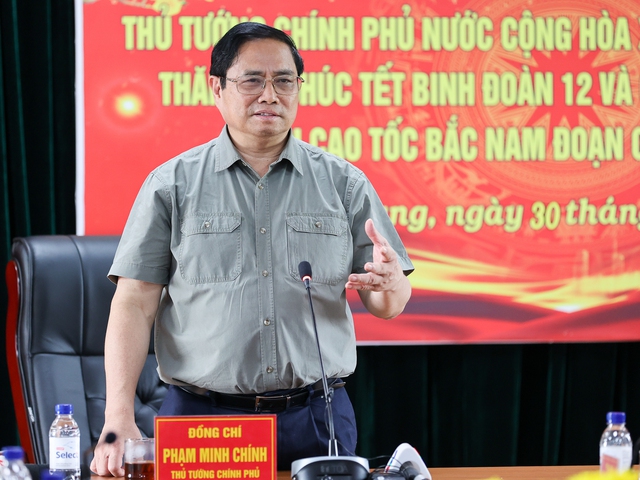 Thủ tướng ghi nhận, biểu dương sự đóng góp của các doanh nghiệp Quân đội, trong đó có Binh đoàn 12, trong việc thực hiện chủ trương tại Nghị quyết Đại hội XIII của Đảng về xây dựng 5.000 km cao tốc tới năm 2030. Ảnh VGP/Nhật Bắc
