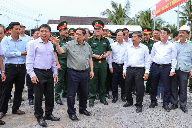 Thủ tướng mong Binh đoàn tiếp tục phát huy truyền thống, 'nhiệm vụ nào cũng hoàn thành, khó khăn nào cũng vượt qua, kẻ thù nào cũng đánh thắng, con đường nào cũng làm tốt'. Ảnh VGP/Nhật Bắc