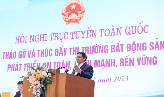 Thủ tướng lưu ý, phản ứng chính sách của các chủ thể liên quan (cơ quan quản lý, doanh nghiệp, ngân hàng) còn chậm - Ảnh VGP/Nhật Bắc