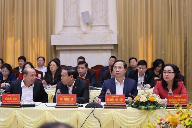 Tập trung cho đường liên kết vùng Hòa Bình – Hà Nội vừa khởi công, cùng với tuyến cao tốc Hà Nội – Hòa Bình để đưa Hòa Bình về gần hơn với Hà Nội, với cảng hàng không, cảng biển… Ảnh VGP/Nhật Bắc