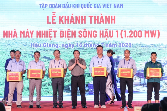 Thủ tướng tặng quà cho các đơn vị nhà thầu, thi công, giám sát công trình - Ảnh: VGP/Nhật Bắc