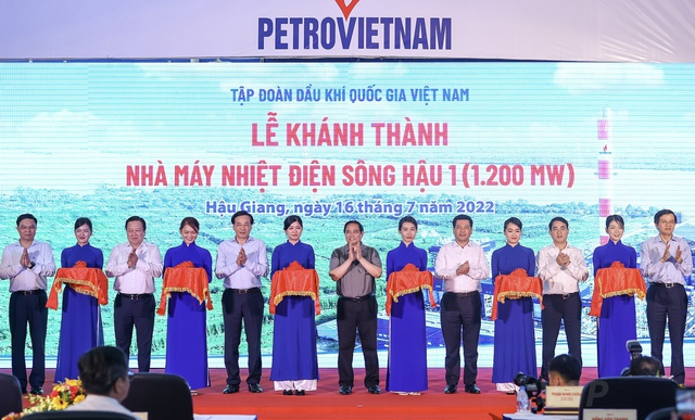 Thủ tướng cùng các đại biểu thực hiện nghi thức cắt băng khánh thành Nhà máy nhiệt điện Sông Hậu 1 - Ảnh: VGP/Nhật Bắc
