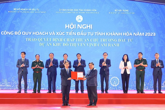 Bộ Kế hoạch và Đầu tư trao quyết định chấp thuận chủ trương đầu tư dự án Khu đô thị ven vịnh Cam Ranh