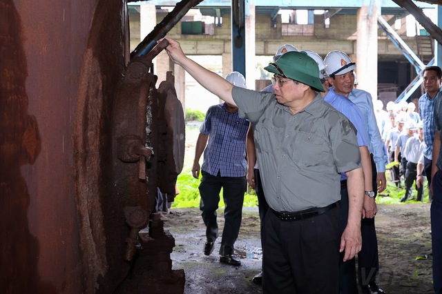 Trước khi làm việc với các đơn vị, trực tiếp khảo sát hiện trường khu vực Dự án mở rộng giai đoạn 2 Nhà máy Gang thép Thái Nguyên, Thủ tướng bày tỏ sự 'xót ruột' và 'sốt ruột' khi thấy nhiều hạng mục của dự án đang bỏ hoang, nhiều vật tư, thiết bị đã hư hỏng, gỉ sét để ngoài trời nhiều năm nay