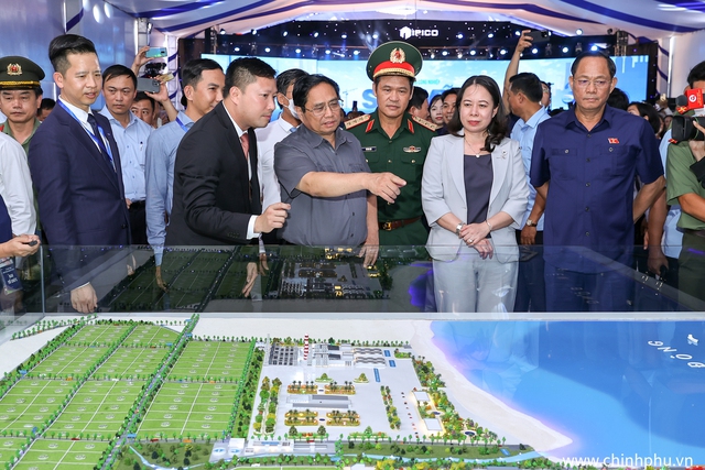 Thủ tướng yêu cầu các bộ, ngành, cơ quan Trung ương phối hợp chặt chẽ, tăng cường hơn nữa sự quan tâm và hỗ trợ tích cực cho Bình Thuận - Ảnh: VGP/Nhật Bắc