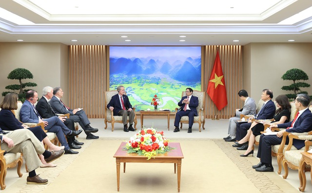 Các Thượng Nghị sĩ khẳng định ủng hộ quan điểm của Việt Nam và ASEAN trong vấn đề Biển Đông, nhấn mạnh sự cần thiết duy trì hòa bình, ổn định, tự do, an ninh, an toàn hàng hải và hàng không ở Biển Đông - Ảnh: VGP/Nhật Bắc