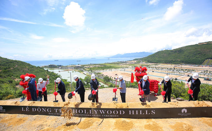 Các đại biểu tiến hành nghi thức động thổ Hollywood Hills by YOO Inspired by Starck