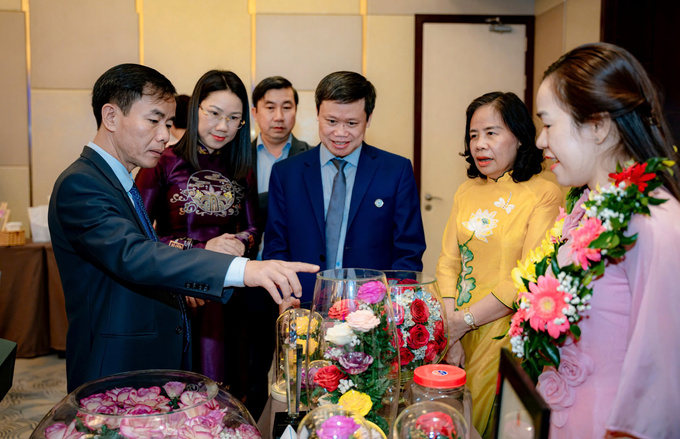 Lãnh đạo tỉnh Thừa Thiên Huế và các sở, ngành tham quan các gian hàng triển lãm sản phẩm khởi nghiệp sáng tạo.