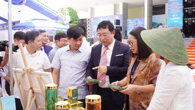 Ông Phạm Hồng Quất – Cục trưởng Cục Phát triển thị trường và doanh nghiệp Khoa học và Công nghệ (Bộ KH&CN) tham quan các gian hàng triển lãm tại Techfest vùng Bắc Trung Bộ và duyên hải miền Trung tại Huế năm 2024.