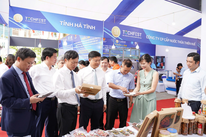 Các đại biểu tham quan các gian hàng triển lãm tại TechFest vùng Bắc Trung Bộ và duyên hải miền Trung năm 2024 tại Huế.