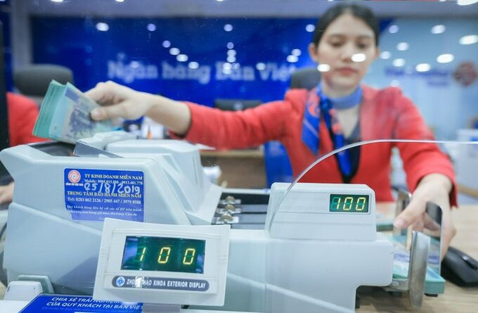 Nhiều ngân hàng thương mại đã điều chỉnh biểu lãi suất huy động mới theo xu hướng giảm, với mức giảm từ 0,3 đến 0,8 điểm phần trăm