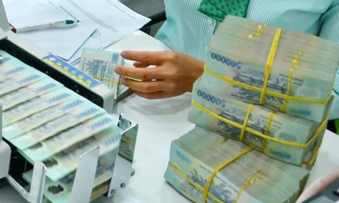 Lãi suất tiết kiệm cao nhất trên thị trường là 7,6%/năm tại ngân hàng SCB. Tuy nhiên, để được hưởng mức lãi suất này, khách hàng phải gửi tiết kiệm từ 500 tỷ đồng trở lên