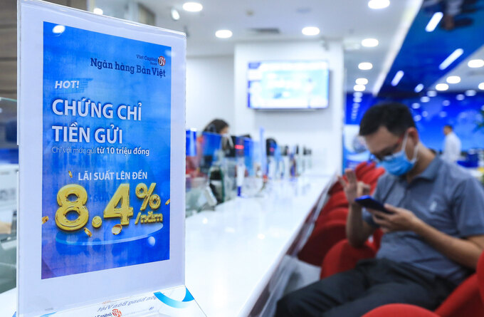 Ngay sau khi có quyết định từ Nhà điều hành, một loạt các ngân hàng thương mại đã công bố biểu lãi suất mới, với mức lãi suất áp dụng có kỳ hạn dưới 6 tháng ở phần lớn các thành viên được đẩy lên mức kịch trần mới.