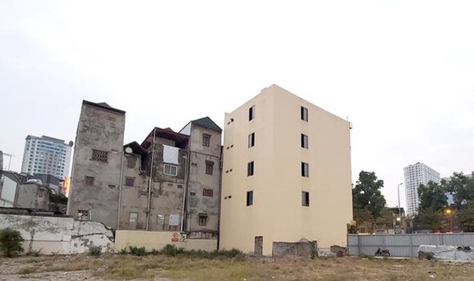 Về ngôi nhà 84 Đường Láng, đây là ngôi nhà bê tông cốt thép 5 tầng có tum, diện tích khoảng 123,78 m2, không được cấp phép. Ảnh thực tế