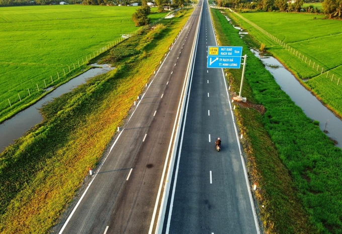 Tuyến đường Lộ Tẻ-Rạch Sỏi chạy xuyên qua những cánh đồng lúa xanh ngắt vùng Tứ Giác Long Xuyên.