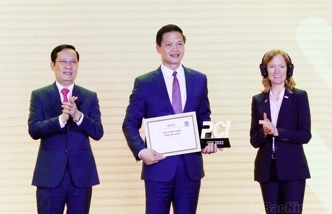 Phó Chủ tịch Thường trực UBND tỉnh Vương Quốc Tuấn nhận Giấy chứng nhận tỉnh có chất lượng điều hành kinh tế xuất sắc năm 2022.