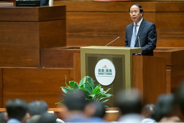 Phó Thủ tướng Chính phủ Lê Văn Thành trình bày Tờ trình về dự án Luật Đất đai (sửa đổi)