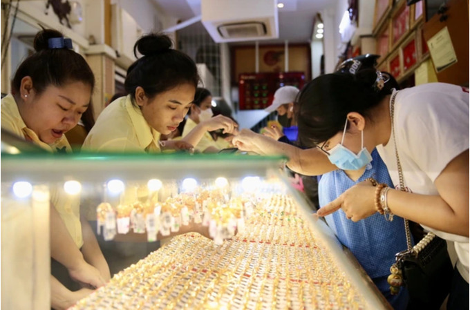Giá vàng trong nước giảm mạnh theo đà lao dốc của giá vàng thế giới