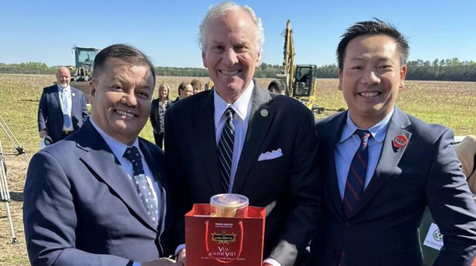 Đại diện King Coffee và ông Henry Dargan McMaster - Thống đốc bang South Carolina (giữa)