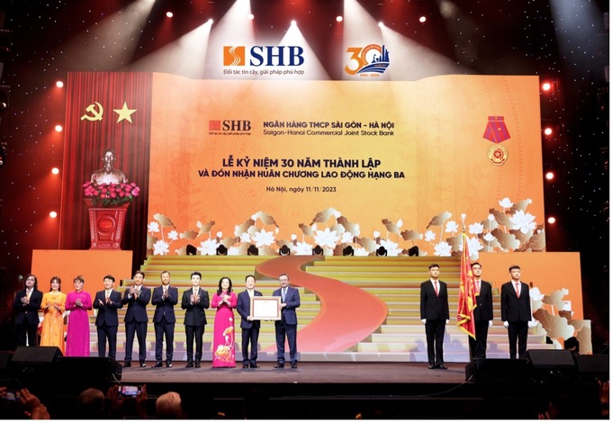 Ủy viên Ban Chấp hành Trung ương Đảng, Phó Bí thư Thành ủy, Chủ tịch UBND TP. Hà Nội thay mặt Đảng và Nhà nước trao Huân chương Lao động hạng Ba cho Ngân hàng SHB