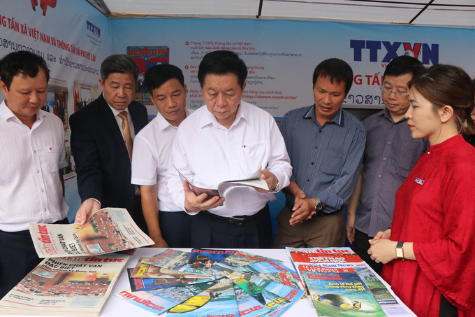 Trưởng Ban Tuyên giáo Trung ương Nguyễn Trọng Nghĩa thăm Hội chợ. Ảnh: Ban Tổ chức.