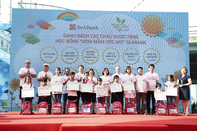 Quỹ Ươm mầm ước mơ đã trao tặng gần 100 suất học bổng khuyến học cho các em học sinh nghèo ở mọi miền Tổ quốc