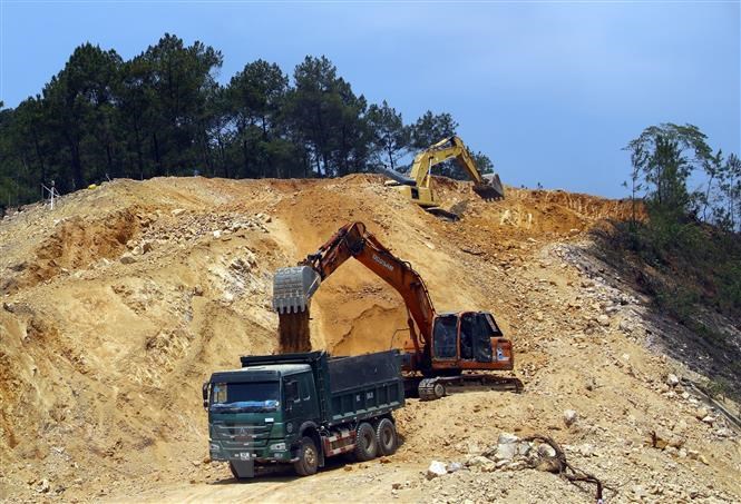 Các nhà thầu đã triển khai thủ tục trình tỉnh Đồng Nai xin gia hạn thời gian khai thác 5 vị trí nhưng chưa được chấp thuận.