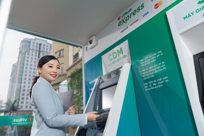 Bên cạnh việc được hưởng lãi suất không kỳ hạn lên tới kịch trần 1%/năm tùy theo số dư tiền gửi hàng tháng, khách hàng sử dụng tài khoản thanh toán tại VPBank còn được tận hưởng hàng loạt ưu đãi vượt trội khác