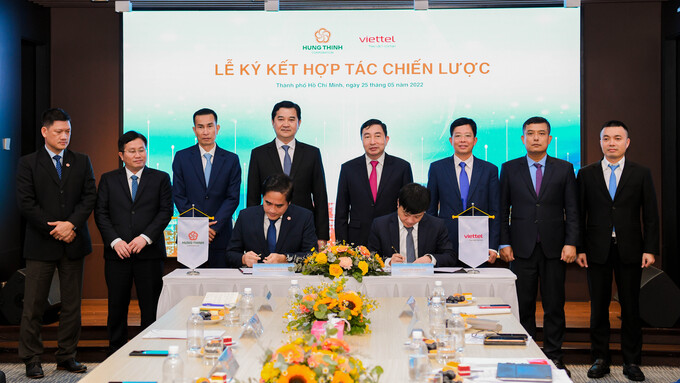 Ông Lê Nguyễn Hoàng Minh - Tổng Giám đốc Hưng Thịnh Innovation (trái) và Ông Nguyễn Mạnh Hổ - Tổng Giám đốc Tổng Công ty Giải pháp Doanh nghiệp Viettel ký kết thoả thuận hợp tác dưới sự chứng kiến của lãnh đạo hai bên.
