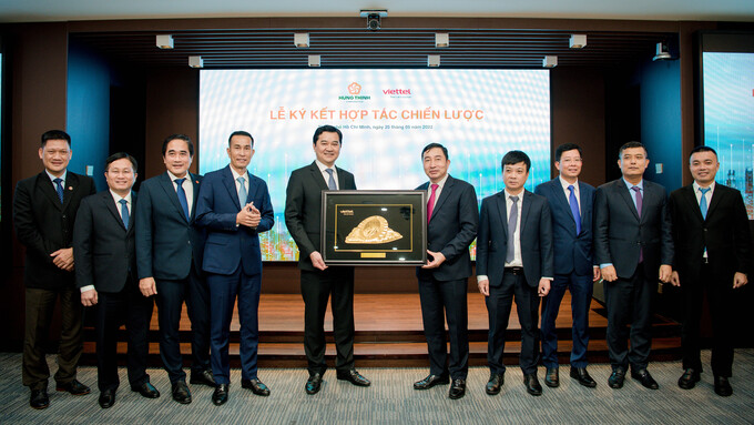 Ông Nguyễn Thanh Nam tặng quà chúc mừng hợp tác thành công cho ông Trương Văn Việt