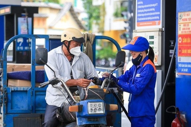 Việc giảm 50% thuế môi trường đối với xăng, dầu... vào năm 2024 sẽ giúp thúc đẩy tiêu dùng, mang lại lợi ích cho các lĩnh vực sản xuất, dịch vụ