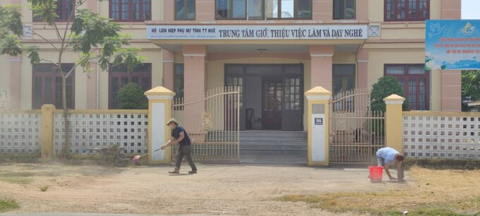Người dân, cơ quan đơn vị cũng nhận ra tầm quan trọng trong mùa lễ hội Festival, tham gia vệ sinh gọn gàng sạch sẽ. Ảnh: Công Thanh