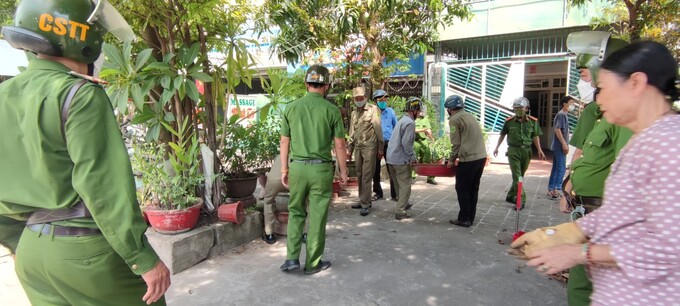 Sáng ngày 24/6, đội tật tự Thành Phố Huế phối hợp với Công an Phường Vỹ Dạ, tổ dân phố cùng người dân tham gia dọn dẹp vỉa hè trước kỳ lễ hội Festival Huế 2022 sắp diễn ra. Ảnh: Công Thanh
