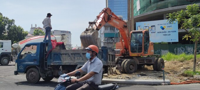Đơn vị thi công làm đến đâu, dọn dẹp vệ sinh đến đó. Ảnh: Công Thanh.