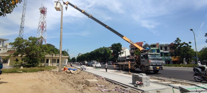 Để đáp ứng yêu cầu cấp điện phục vụ Festival 2022, Công ty Điện lực Thừa Thiên Huế đã chủ động thực hiện cắt bỏ, thu hồi những cột điện dư thừa sau khi ngầm hóa đường dây, làm cảnh quan đô thị sáng đẹp hơn cho kỳ lễ hội. Ảnh: Công Thanh