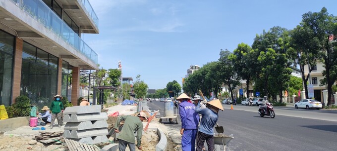 Vỉa hè đường đang được làm đẹp. Ảnh: Công Thanh.