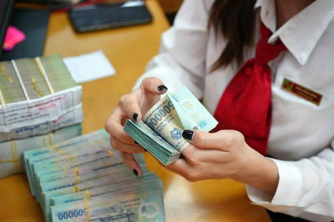 NHNN tăng lãi suất tái cấp vốn từ 5,0%/năm lên 6,0%/năm; lãi suất tái chiết khấu từ 3,5%/năm lên 4,5%/năm; lãi suất cho vay qua đêm trong thanh toán điện tử liên ngân hàng và cho vay bù đắp thiếu hụt vốn trong thanh toán bù trừ của NHNN đối với TCTD từ 6,0%/năm lên 7,0%/năm