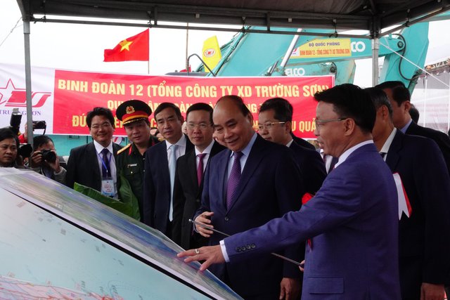 Lãnh đạo Đảng, Nhà nước nghe chủ đầu tư báo cáo về Dự án đầu tư xây dựng bến cảng Liên Chiểu - Ảnh: VGP/Thế Phong