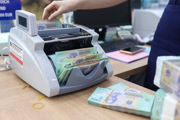 Tới cuối tháng 7, tăng trưởng tín dụng ghi nhận ở mức 4,56%, thấp hơn mức 4,73% vào cuối tháng 6. Diễn biến này làm tăng thêm áp lực giảm lãi suất để hỗ trợ tăng trưởng tín dụng và qua đó hỗ trợ tăng trưởng kinh tế trong các tháng còn lại của u